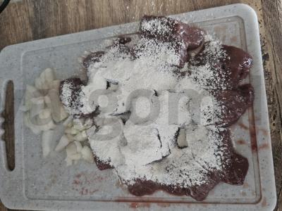 Indėnų kepenėlės grietinėlės padaže Žingsnis 2