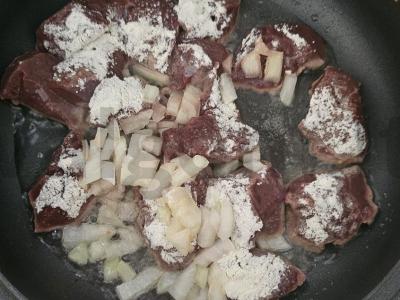 Indėnų kepenėlės grietinėlės padaže Žingsnis 3