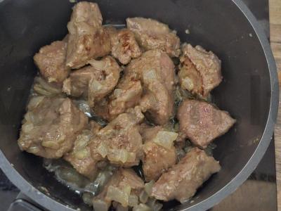 Indėnų kepenėlės grietinėlės padaže Žingsnis 4