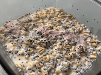 Naktinis herkulio košė su varške, braškėmis ir aguonomis pagrindine nuotrauka