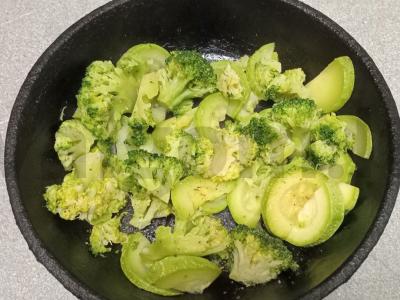 Virti kalmarai su brokolių ir cukinijų garnyru Žingsnis 3