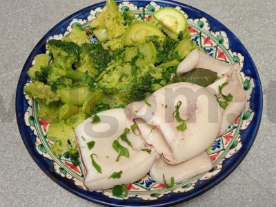 Virti kalmarai su brokolių ir cukinijų garnyru pagrindine nuotrauka