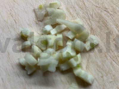 Salotos su mandarinų, sūriu, česnaku ir majonezu Žingsnis 3