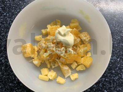 Salotos su mandarinų, sūriu, česnaku ir majonezu Žingsnis 4