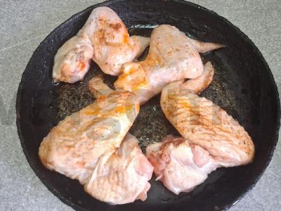 Aštrūs sparneliai su troškintų pupelių ir morkų garnyru Žingsnis 3