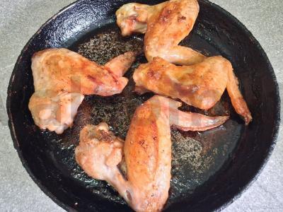 Aštrūs sparneliai su troškintų pupelių ir morkų garnyru Žingsnis 4