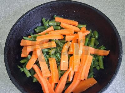 Aštrūs sparneliai su troškintų pupelių ir morkų garnyru Žingsnis 5