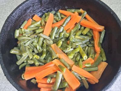 Aštrūs sparneliai su troškintų pupelių ir morkų garnyru Žingsnis 6