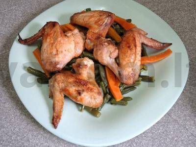 Aštrūs sparneliai su troškintų pupelių ir morkų garnyru pagrindine nuotrauka