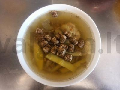 Sriuba su kviečių, bulvėmis ir vištiena pagrindine nuotrauka