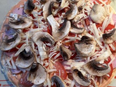 Pica „Originali“ su pievagrybiais, dešrelėmis ir mocarela Žingsnis 5