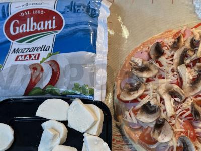 Pica „Originali“ su pievagrybiais, dešrelėmis ir mocarela Žingsnis 6