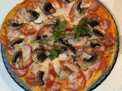 Pica „Originali“ su pievagrybiais, dešrelėmis ir mocarela pagrindine nuotrauka