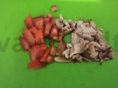 Salotos su ryžiais, rūkytomis vištienos krūtinėlėmis, grybais ir pomidoru Žingsnis 3