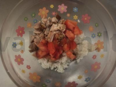 Salotos su ryžiais, rūkytomis vištienos krūtinėlėmis, grybais ir pomidoru Žingsnis 4