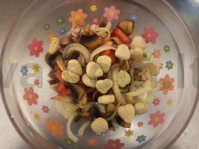 Salotos su ryžiais, rūkytomis vištienos krūtinėlėmis, grybais ir pomidoru Žingsnis 5