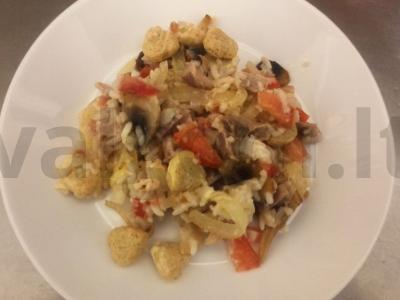 Salotos su ryžiais, rūkytomis vištienos krūtinėlėmis, grybais ir pomidoru pagrindine nuotrauka