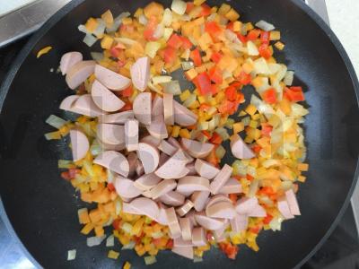 Vištienos sriuba su dešrelėmis ir makaronais Žingsnis 2