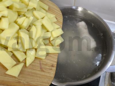 Vištienos sriuba su dešrelėmis ir makaronais Žingsnis 3