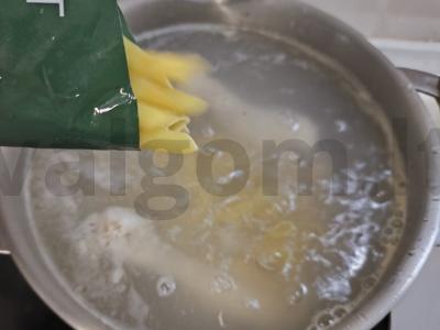 Vištienos sriuba su dešrelėmis ir makaronais Žingsnis 4