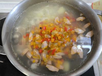 Vištienos sriuba su dešrelėmis ir makaronais Žingsnis 7