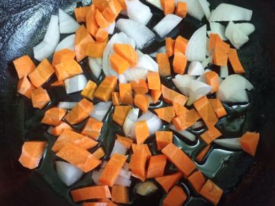 Kuskusas su keptomis daržovėmis, voveraitėmis ir kiaulienos faršu Žingsnis 3