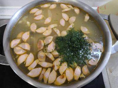 Vištienos sriuba su dešrelėmis ir makaronais Žingsnis 8