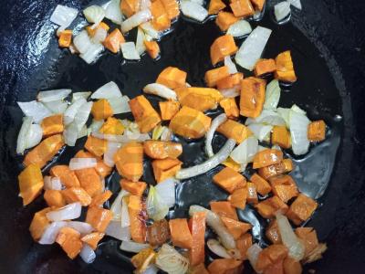 Kuskusas su keptomis daržovėmis, voveraitėmis ir kiaulienos faršu Žingsnis 4