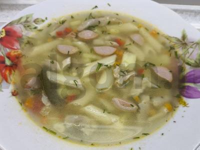 Vištienos sriuba su dešrelėmis ir makaronais pagrindine nuotrauka