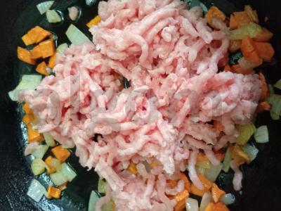 Kuskusas su keptomis daržovėmis, voveraitėmis ir kiaulienos faršu Žingsnis 5