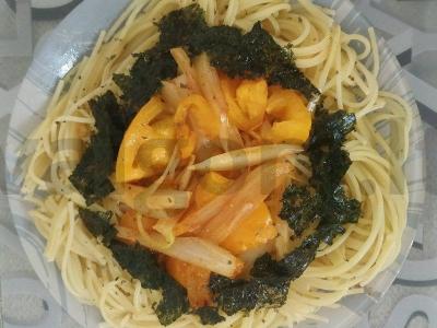 Spagečiai su žolelėmis ir daržovėmis pagrindine nuotrauka