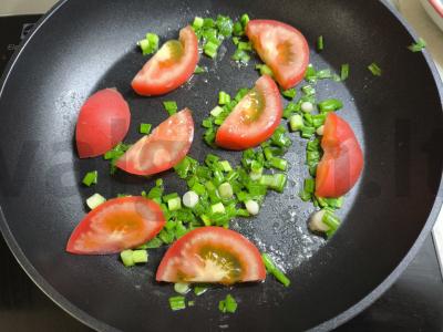 Kiaušinienė su pomidorais ir žirniais Žingsnis 2