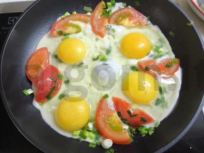 Kiaušinienė su pomidorais ir žirniais Žingsnis 3