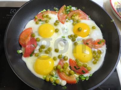 Kiaušinienė su pomidorais ir žirniais Žingsnis 4