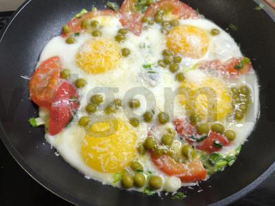 Kiaušinienė su pomidorais ir žirniais Žingsnis 5