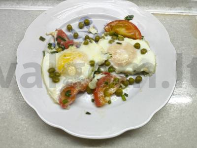 Kiaušinienė su pomidorais ir žirniais pagrindine nuotrauka