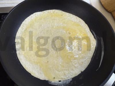 Tortilija su dešrelėmis ir pomidorais Žingsnis 1