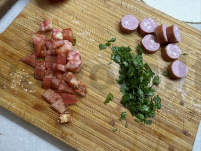 Tortilija su dešrelėmis ir pomidorais Žingsnis 2