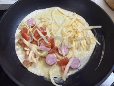 Tortilija su dešrelėmis ir pomidorais Žingsnis 3