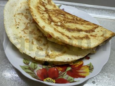 Tortilija su dešrelėmis ir pomidorais pagrindine nuotrauka