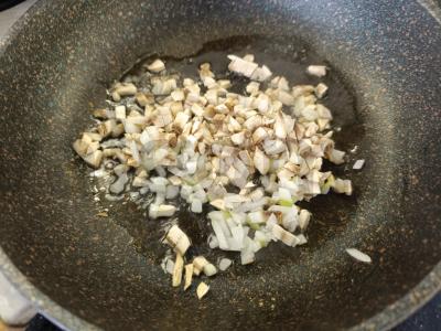 Jaujenė su vištiena, grybais ir grietine Žingsnis 1