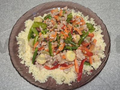 Karibų daržovės su triušio faršu ir kuskuso garnyru pagrindine nuotrauka