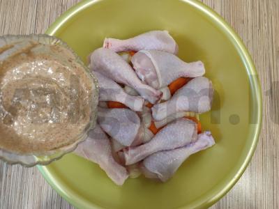 Vištienos blauzdelės su bulvėmis ir morkomis orkaitėje Žingsnis 6