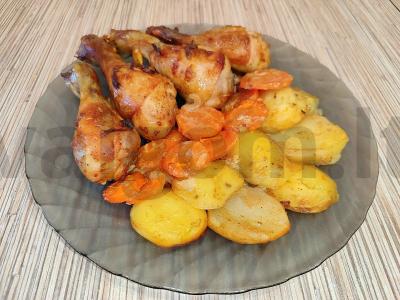 Vištienos blauzdelės su bulvėmis ir morkomis orkaitėje pagrindine nuotrauka