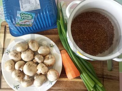 Grikių košė su pievagrybiais ir žaliuoju svogūnu Žingsnis 1