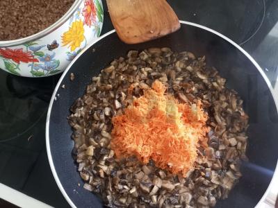 Grikių košė su pievagrybiais ir žaliuoju svogūnu Žingsnis 4