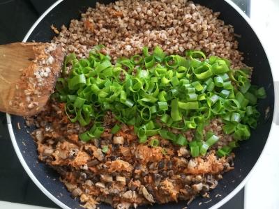 Grikių košė su pievagrybiais ir žaliuoju svogūnu Žingsnis 5