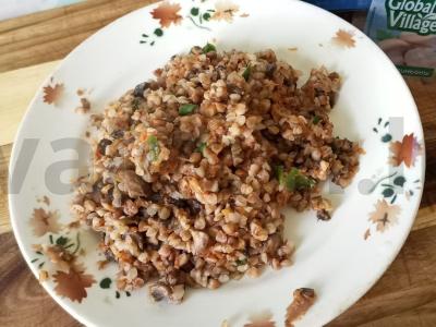 Grikių košė su pievagrybiais ir žaliuoju svogūnu pagrindine nuotrauka