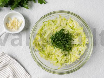 Cukinijų blynai su rikota Žingsnis 1