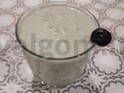 Avokadų ir bananų smoothie pagrindine nuotrauka